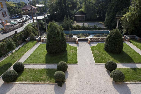 Jardin et piscine : vue plongeante. © Région Bourgogne-Franche-Comté, Inventaire du patrimoine Jardin et piscine : vue plongeante. © Région Bourgogne-Franche-Comté, Inventaire du patrimoine