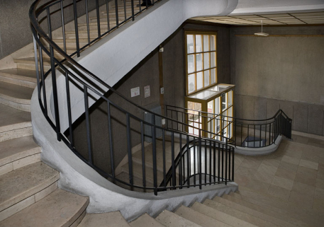 Corps d'entrée : vue d'ensemble du hall et de l'escalier, depuis la deuxième volée de marches. © Région Bourgogne-Franche-Comté, Inventaire du patrimoine Corps d'entrée : vue d'ensemble du hall et de l'escalier, depuis la deuxième volée de marches. © Région Bourgogne-Franche-Comté, Inventaire du patrimoine