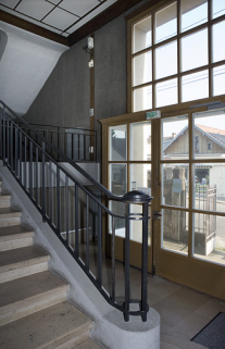 Corps d'entrée : hall et départ de la première volée de marches de l'escalier. © Région Bourgogne-Franche-Comté, Inventaire du patrimoine Corps d'entrée : hall et départ de la première volée de marches de l'escalier. © Région Bourgogne-Franche-Comté, Inventaire du patrimoine