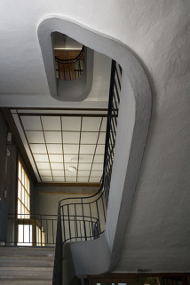 Corps d'entrée : vue d'ensemble du hall et de l'escalier, depuis la volée de marches inférieure. © Région Bourgogne-Franche-Comté, Inventaire du patrimoine Corps d'entrée : vue d'ensemble du hall et de l'escalier, depuis la volée de marches inférieure. © Région Bourgogne-Franche-Comté, Inventaire du patrimoine