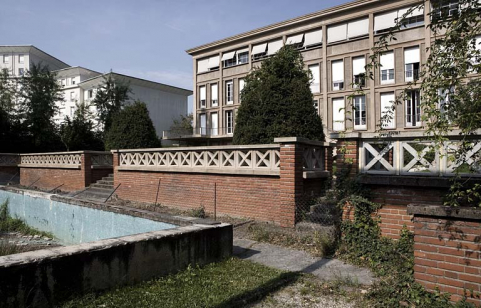 Jardin : mur de soutènement et garde-corps, depuis la piscine. © Région Bourgogne-Franche-Comté, Inventaire du patrimoine Jardin : mur de soutènement et garde-corps, depuis la piscine. © Région Bourgogne-Franche-Comté, Inventaire du patrimoine