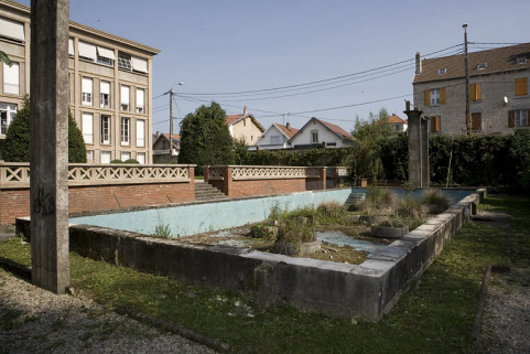 Piscine : vue de trois quarts. © Région Bourgogne-Franche-Comté, Inventaire du patrimoine Piscine : vue de trois quarts. © Région Bourgogne-Franche-Comté, Inventaire du patrimoine