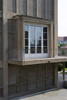 Façade postérieure : porte-fenêtre. © Région Bourgogne-Franche-Comté, Inventaire du patrimoine Façade postérieure : porte-fenêtre. © Région Bourgogne-Franche-Comté, Inventaire du patrimoine