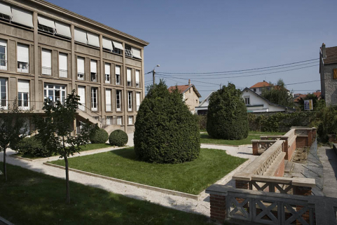 Jardin et face latérale gauche de l'usine. © Région Bourgogne-Franche-Comté, Inventaire du patrimoine Jardin et face latérale gauche de l'usine. © Région Bourgogne-Franche-Comté, Inventaire du patrimoine