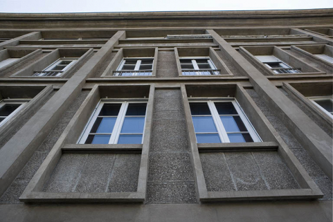 Face latérale droite : fenêtres vues en contre-plongée. © Région Bourgogne-Franche-Comté, Inventaire du patrimoine Face latérale droite : fenêtres vues en contre-plongée. © Région Bourgogne-Franche-Comté, Inventaire du patrimoine