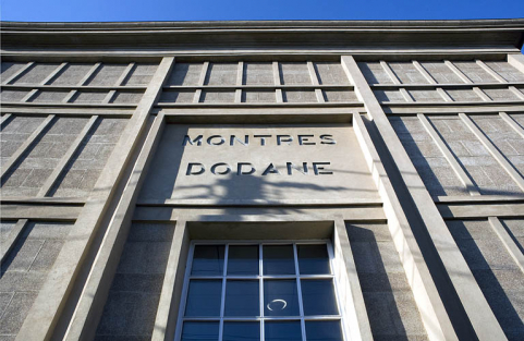 Corps d'entrée : enseigne vue en contre-plongée. © Région Bourgogne-Franche-Comté, Inventaire du patrimoine Corps d'entrée : enseigne vue en contre-plongée. © Région Bourgogne-Franche-Comté, Inventaire du patrimoine