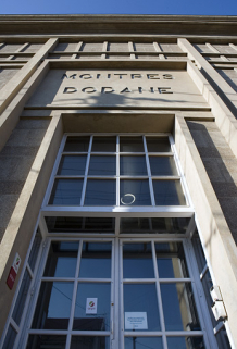 Corps d'entrée : entrée vue en contre-plongée. © Région Bourgogne-Franche-Comté, Inventaire du patrimoine Corps d'entrée : entrée vue en contre-plongée. © Région Bourgogne-Franche-Comté, Inventaire du patrimoine