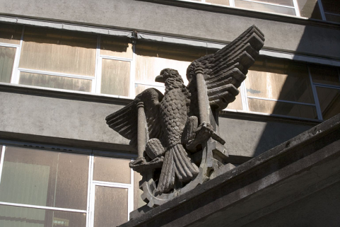 Détail du fronton : aigle. © Région Bourgogne-Franche-Comté, Inventaire du patrimoine