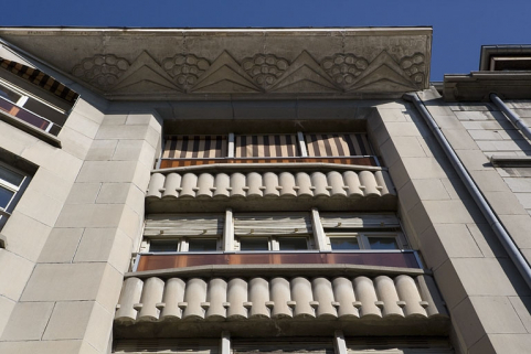 Partie gauche : détail du décor du dessous du balcon et des fenêtres. © Région Bourgogne-Franche-Comté, Inventaire du patrimoine