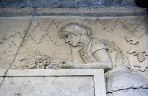 Portail d'entrée : détail du bas-relief droit, buste de la jeune fille. © Région Bourgogne-Franche-Comté, Inventaire du patrimoine