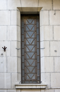 Détail d'une fenêtre à gauche du portail d'entrée. © Région Bourgogne-Franche-Comté, Inventaire du patrimoine