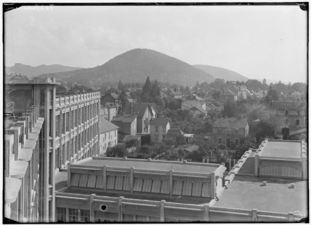 [Façade sur la cour de l'aile sud, terrasse et lanterneau de la traverse C], vers 1932. © Région Bourgogne-Franche-Comté, Inventaire du patrimoine