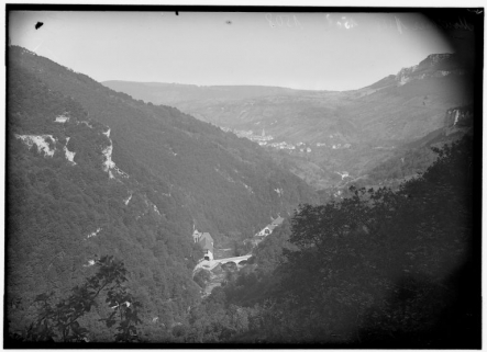 [Vue plongeante sur la haute vallée de la Loue], s.d. [vers 1930]. © Région Franche-Comté, Inventaire du patrimoine, ADAGP, 2006