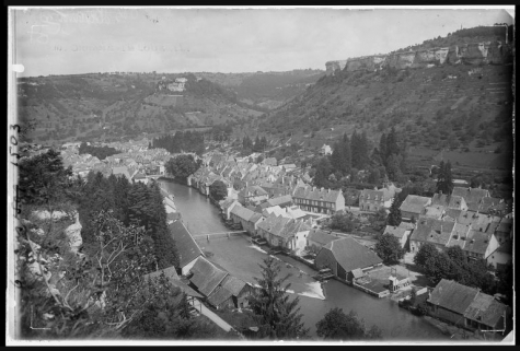 [Vue aérienne depuis le sud], s.d. [vers 1930]. © Région Franche-Comté, Inventaire du patrimoine, ADAGP, 2006