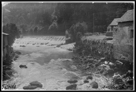 Le barrage de l'usine du Moulin-Neuf depuis l'aval, photogr., s.d. [vers 1930]. © Région Bourgogne-Franche-Comté, Inventaire du patrimoine