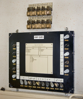 Vue d'ensemble, de trois quarts droite. Cadenas et clefs de secours sont stockés au-dessus de la serrure centrale. © Région Bourgogne-Franche-Comté, Inventaire du patrimoine