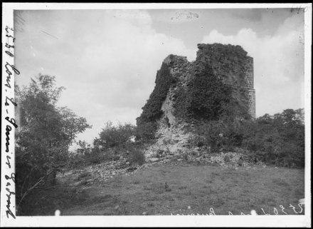 Le donjon. © Région Bourgogne-Franche-Comté, Inventaire du patrimoine Le donjon. © Région Bourgogne-Franche-Comté, Inventaire du patrimoine