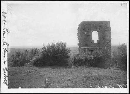Porte située au sud-ouest du donjon. © Région Bourgogne-Franche-Comté, Inventaire du patrimoine Porte située au sud-ouest du donjon. © Région Bourgogne-Franche-Comté, Inventaire du patrimoine