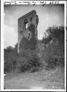 Porte située au sud-ouest du donjon. © Région Bourgogne-Franche-Comté, Inventaire du patrimoine Porte située au sud-ouest du donjon. © Région Bourgogne-Franche-Comté, Inventaire du patrimoine