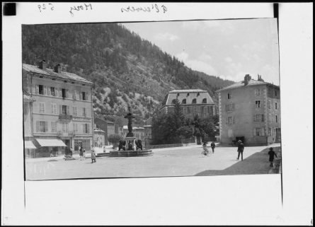 [Vue d'ensemble de la place et de la fontaine, depuis le nord-ouest], 1er quart 20e siècle. © Région Bourgogne-Franche-Comté, Inventaire du patrimoine