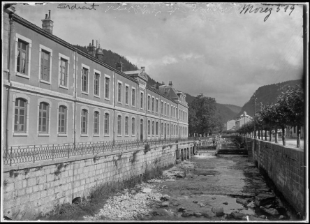 [Façades postérieure et latérale gauche, depuis le pont Lamartine], 1er quart 20e siècle. © Région Bourgogne-Franche-Comté, Inventaire du patrimoine