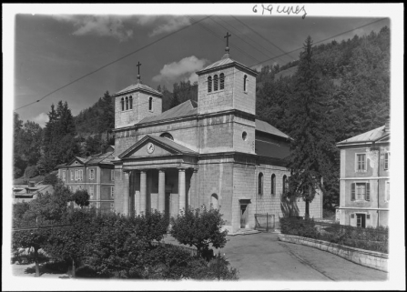 [La place, avec l'école, l'église et le presbytère], 1er quart ou milieu 20e siècle. © Région Bourgogne-Franche-Comté, Inventaire du patrimoine