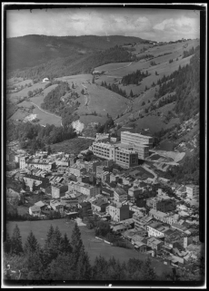 [Vue d'ensemble plongeante sur le quartier du lycée Victor Bérard, depuis le sud], décennie 1940 ? © Région Bourgogne-Franche-Comté, Inventaire du patrimoine