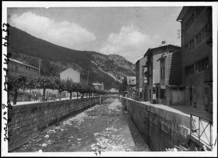 [La Bienne et la passerelle du Petit Quai, depuis la place Lissac], 1er quart 20e siècle. © Région Bourgogne-Franche-Comté, Inventaire du patrimoine