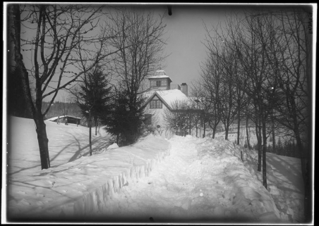 [Façade antérieure en hiver, vue éloignée], 1er quart 20e siècle ? © Région Bourgogne-Franche-Comté, Inventaire du patrimoine