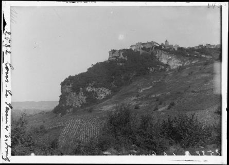 Vue du village depuis les vignes en contrebas. © Région Bourgogne-Franche-Comté, Inventaire du patrimoine