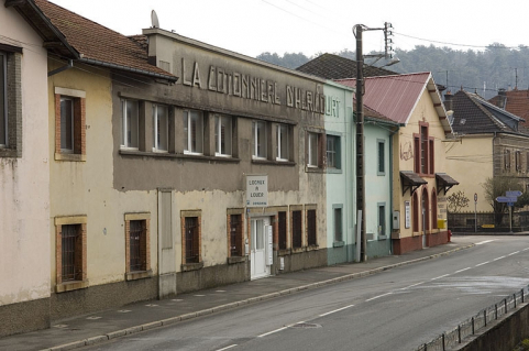 Façades sur l'avenue Jean Jaurès. Détail du frontispice La Cotonnière d'Héricourt. © Région Bourgogne-Franche-Comté, Inventaire du patrimoine