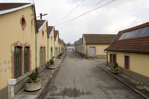 Ateliers de fabrication de part et d'autre de la rue Marcel Bardot. © Région Bourgogne-Franche-Comté, Inventaire du patrimoine