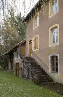 Façade antérieure. Escalier d'accès au logement. © Région Bourgogne-Franche-Comté, Inventaire du patrimoine