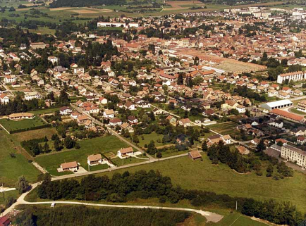 Vue aérienne de la ville depuis le sud. © Région Bourgogne-Franche-Comté, Inventaire du patrimoine