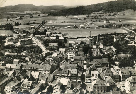 La cité ouvrière en construction (au second plan). © Région Bourgogne-Franche-Comté, Inventaire du patrimoine