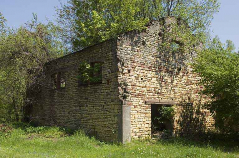 Atelier en ruines de l'usine de produits chimiques. © Région Bourgogne-Franche-Comté, Inventaire du patrimoine Atelier en ruines de l'usine de produits chimiques. © Région Bourgogne-Franche-Comté, Inventaire du patrimoine