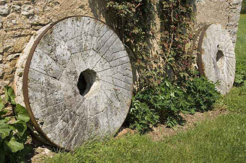 Meules à grains (déposées). © Région Bourgogne-Franche-Comté, Inventaire du patrimoine