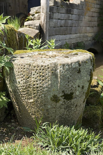 Meule déposée de la ribe (appelée poire). © Région Bourgogne-Franche-Comté, Inventaire du patrimoine