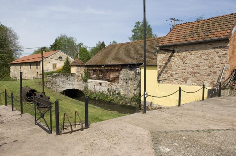 Vue sur le canal de fuite et les bâtiments rive droite. © Région Bourgogne-Franche-Comté, Inventaire du patrimoine