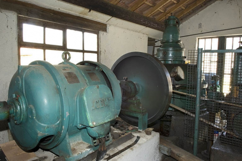 Intérieur de la salle des machines (sud). Alternateur CEM. © Région Bourgogne-Franche-Comté, Inventaire du patrimoine