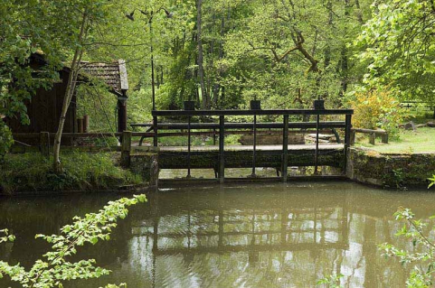 Vannes de décharge sur le bief d'amenée. © Région Bourgogne-Franche-Comté, Inventaire du patrimoine