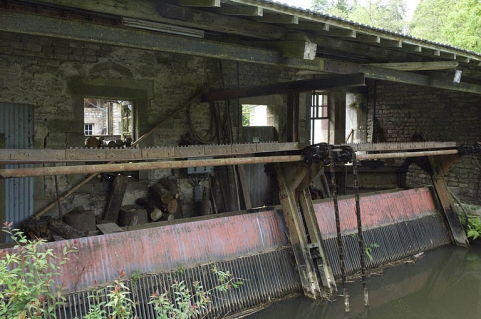 Grille de nettoyage à l'extrémité du bief d'amenée. © Région Bourgogne-Franche-Comté, Inventaire du patrimoine