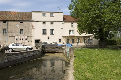 Bief d'amenée et façade antérieure. © Région Bourgogne-Franche-Comté, Inventaire du patrimoine