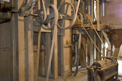 Système d'élévation, poulies, courroies et brosse à son (2e étage). © Région Bourgogne-Franche-Comté, Inventaire du patrimoine