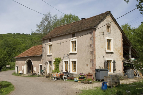 Les parties agricoles et le logement vus de trois quarts. © Région Bourgogne-Franche-Comté, Inventaire du patrimoine