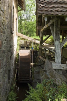 La roue hydraulique en dessus (en cours de réparation). © Région Bourgogne-Franche-Comté, Inventaire du patrimoine