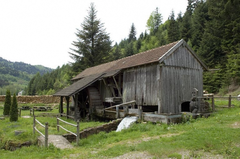 Vue d'ensemble depuis le sud-est. © Région Bourgogne-Franche-Comté, Inventaire du patrimoine Vue d'ensemble depuis le sud-est. © Région Bourgogne-Franche-Comté, Inventaire du patrimoine