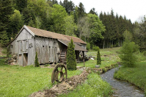 Vue d'ensemble depuis le sud-ouest. © Région Bourgogne-Franche-Comté, Inventaire du patrimoine Vue d'ensemble depuis le sud-ouest. © Région Bourgogne-Franche-Comté, Inventaire du patrimoine