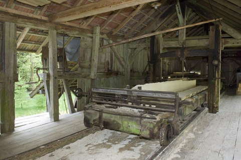 Intérieur de l'atelier. Détail du chariot depuis l'ouest. © Région Bourgogne-Franche-Comté, Inventaire du patrimoine