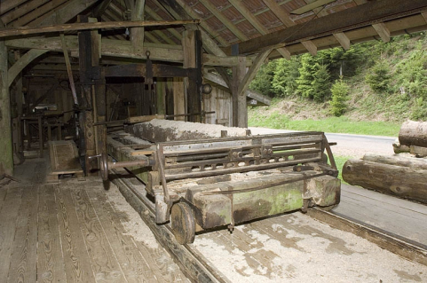 Intérieur de l'atelier. Le chariot vu de trois quarts. © Région Bourgogne-Franche-Comté, Inventaire du patrimoine Intérieur de l'atelier. Le chariot vu de trois quarts. © Région Bourgogne-Franche-Comté, Inventaire du patrimoine